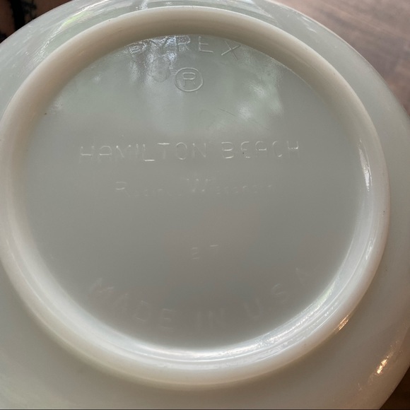 Vintage Pyrex x Hamilton Beach Milkglass Mixing Bowl - Picture 5 of 7